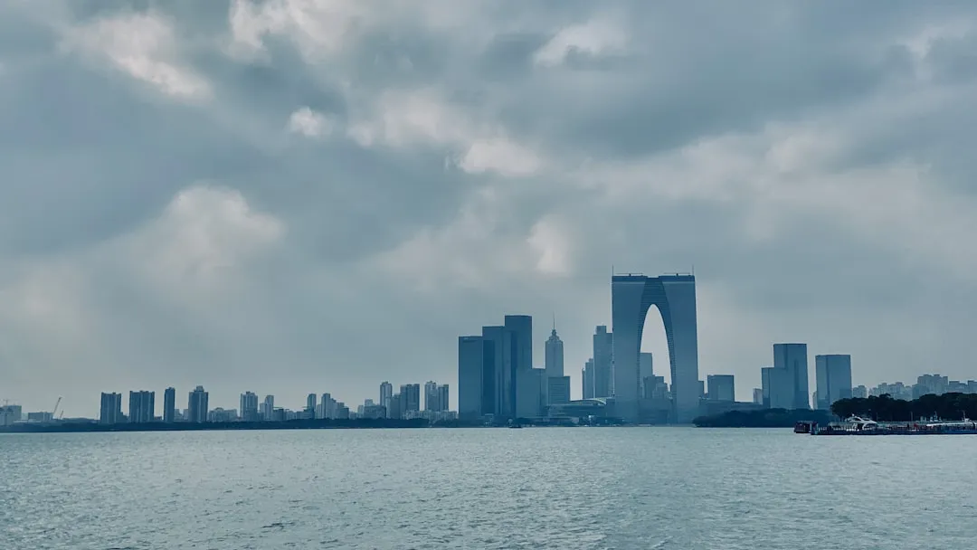 市场拓展策略对比:三种竞争路径的适用场景与效果分析