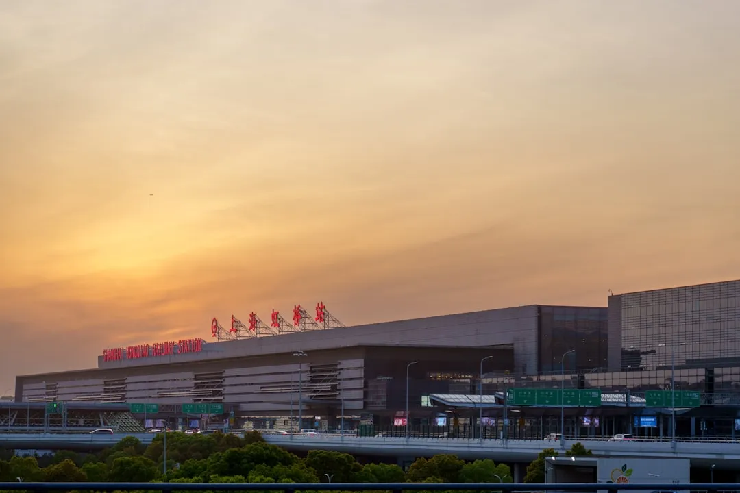 市场拓展策略对比：三种进攻路径的适用场景与效果分析