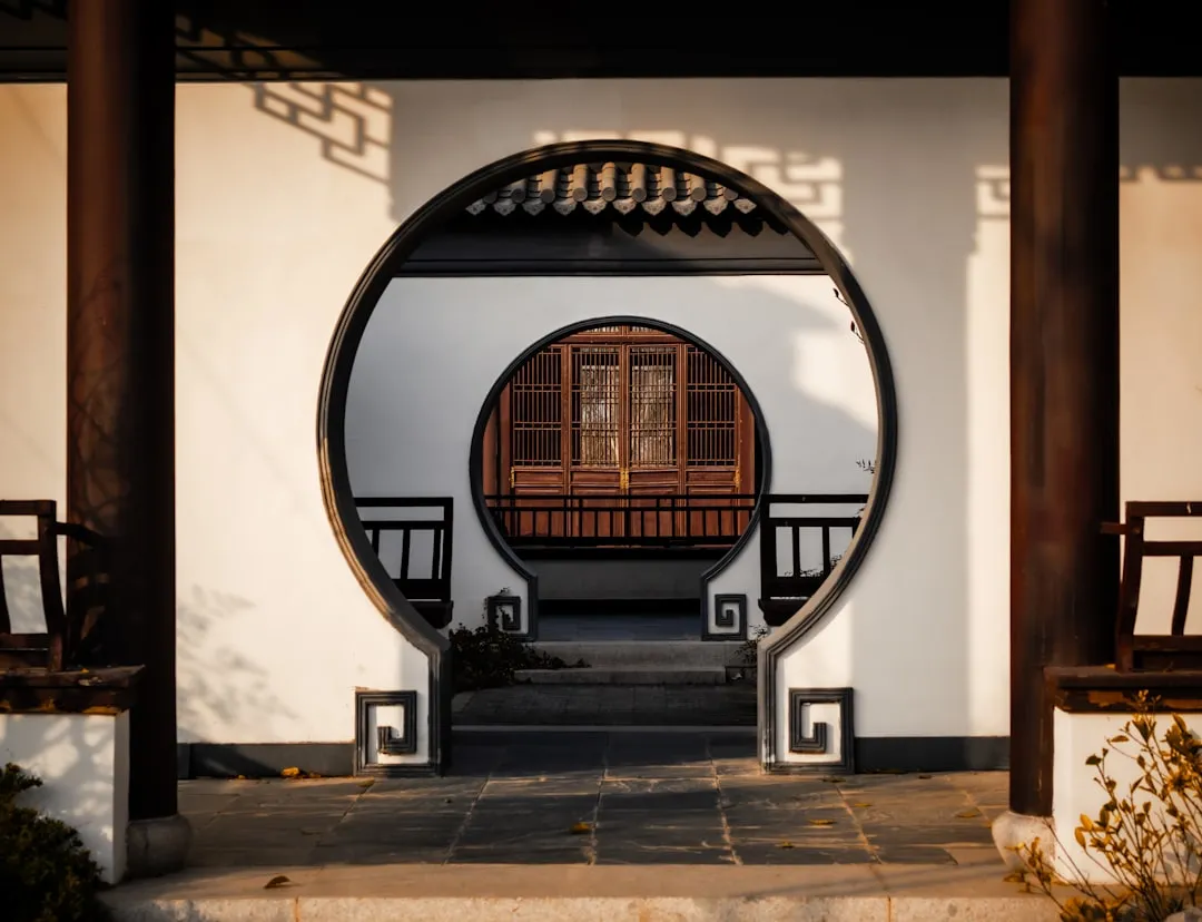 市场拓展竞争策略对比分析：三种常见增长路径的适用场景与效果评估