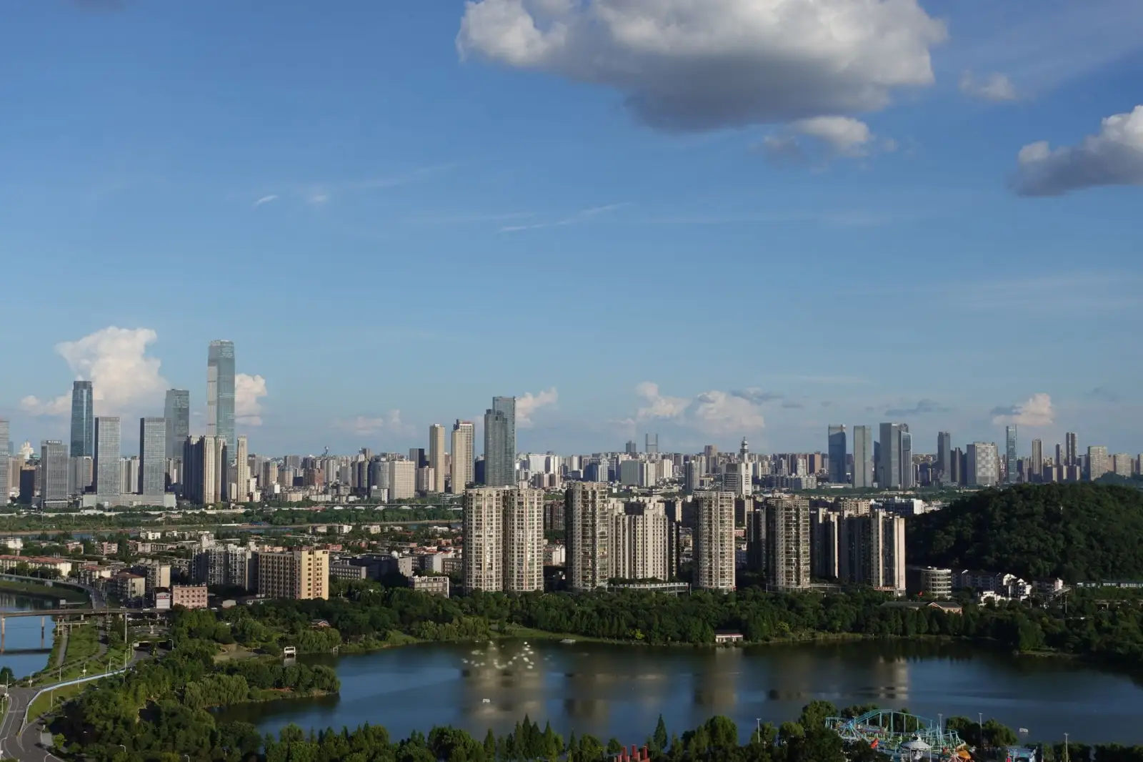 市场拓展策略对比：品牌定位与竞争路径选择分析