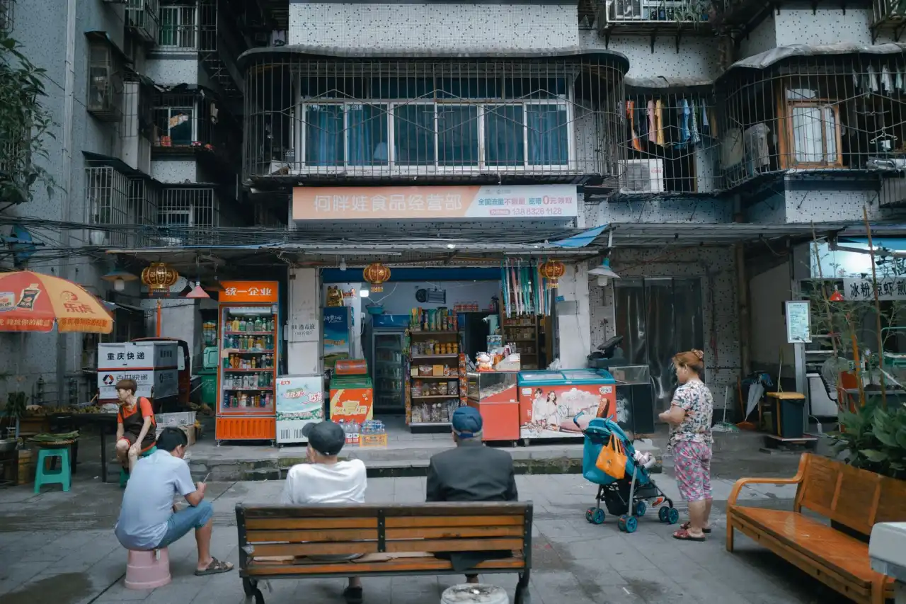 市场拓展策略对比：进攻型与防御型方案适用场景分析