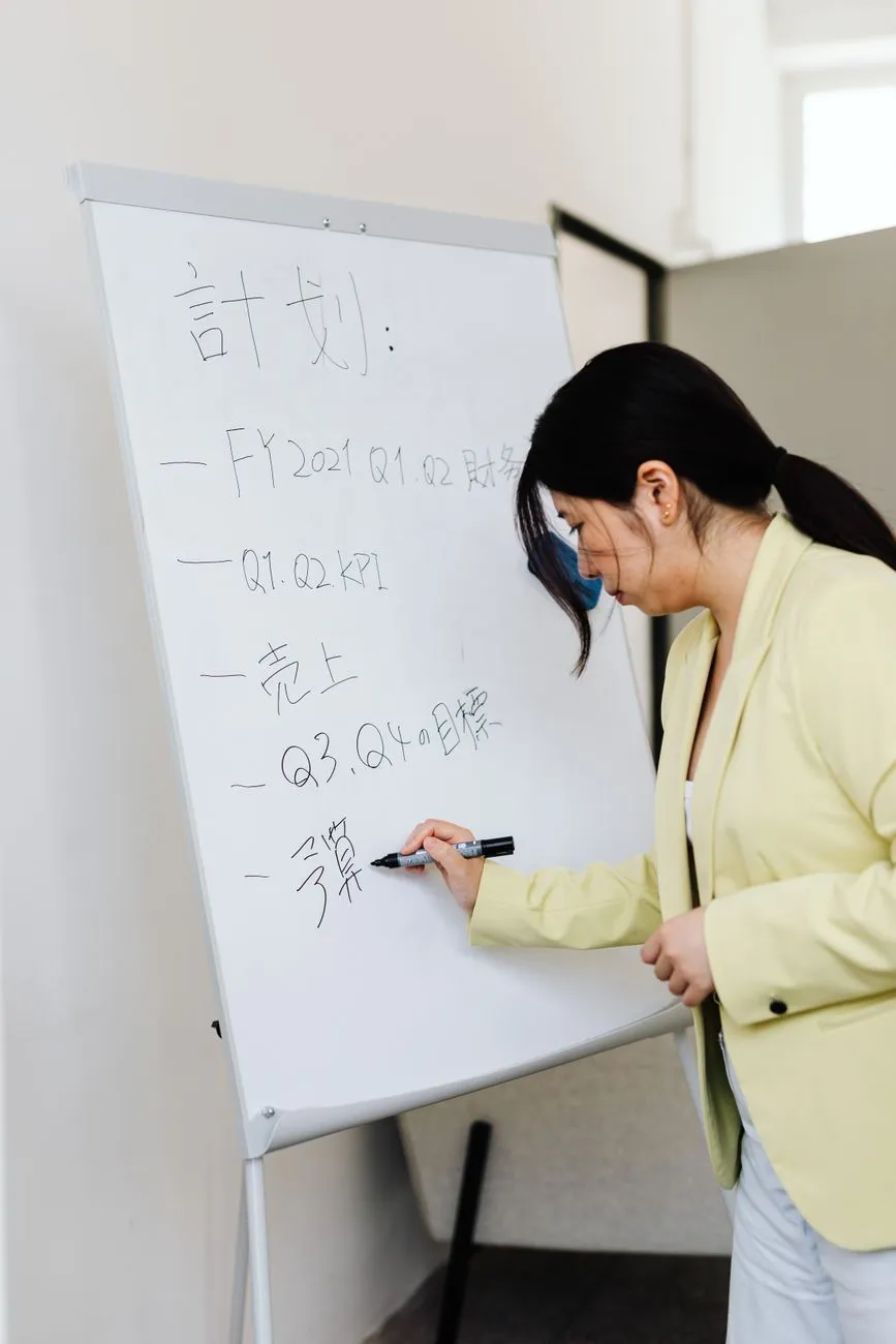 基于行业洞察的市场拓展策略：企业如何制定有效的竞争进攻方案